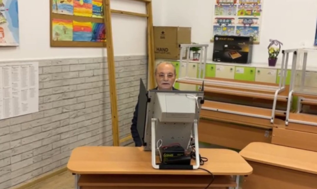 Основателят на ДПС Ахмед Доган упражни правото си на глас в